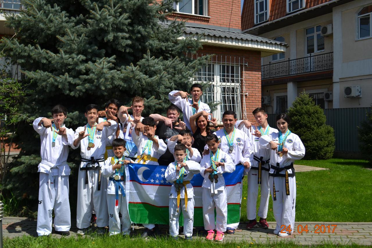 A Pousada Interhouse Almaty Exterior foto