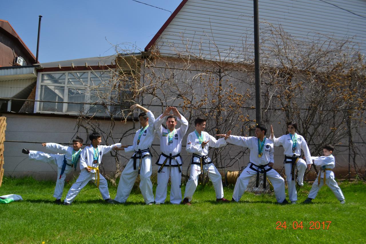 A Pousada Interhouse Almaty Exterior foto
